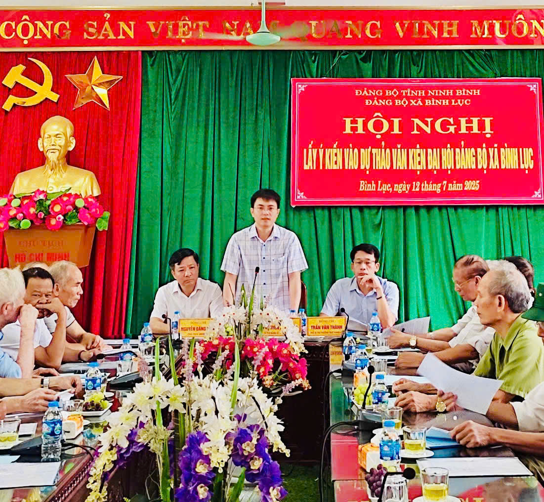 Đảng uỷ - HĐND - UBND - UB MTTQ xã Bình Lục tổ chức hội nghị lấy ý kiến đóng góp vào văn kiện Đại hội Đảng bộ xã Bình Lục, khoá I, nhiệm kỳ 2025 - 2030 của các đồng chí nguyên lãnh đạo qua các thời kỳ.