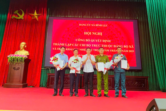 Hội nghị công bố các Quyết định giải thể, hợp nhất và thành lập các chi bộ cơ sở trực thuộc Đảng bộ xã Bình Lục 