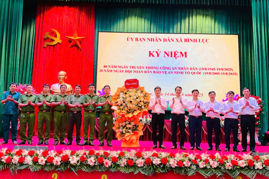 Ủy ban nhân dân xã Bình Lục tổ chức Lễ kỷ niệm 80 năm Ngày truyền thống Công an nhân dân Việt Nam và 20 năm Hội nghị toàn dân bảo vệ An ninh Tổ quốc. 