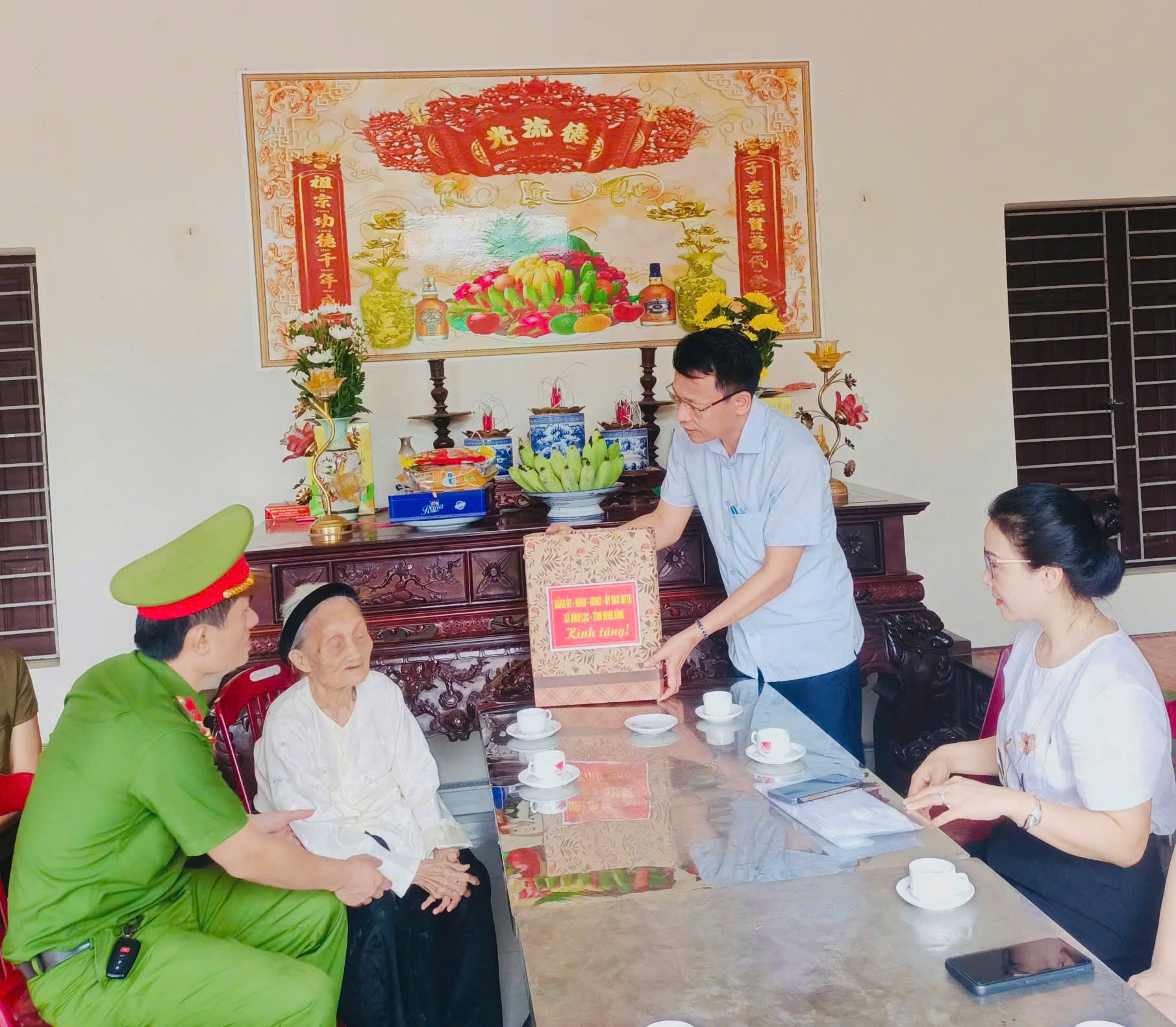 LÃNH ĐẠO XÃ BÌNH LỤC THĂM, TẶNG QUÀ MẸ VIỆT NAM ANH HÙNG, HỘ GIA ĐÌNH CHÍNH SÁCH VÀ TỔ CHỨC VIẾNG NGHĨA TRANG LIỆT SỸ NHÂN DỊP KỶ NIỆM NGÀY THƯƠNG BINH - LIỆT SỸ 27/7